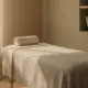 Behandlungsliege in einer Hebammenpraxis am Fenster, Akupunktur Schwangerschaft