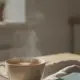 Teetasse neben geschlossenem Kalender am Morgen, Anzeichen Schwangerschaft erste Woche