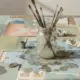 Tisch mit bemaltem Papier und Pinseln, Basteln in der Kita