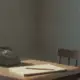Telefon und Notizblock auf dem Kuechentisch am Morgen, Blutung Schwangerschaft
