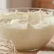 Schuessel mit aufgeschlagener Buttercreme und Schneebesen, Buttercreme ohne Pudding