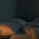 Schlafzimmer bei Nacht mit Nachttischlampe und Wasserglas, Cholestase Schwangerschaft