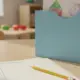 Mappe mit Kinderzeichnungen und Beobachtungsbogen, Entwicklungsbericht aus der Kita