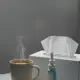 Teetasse, Taschentuecher und Nasenspray am Bett, Erkaeltung Schwangerschaft