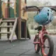Fahrradhelm am Lenker neben dem Klettergeruest, Helm ab auf dem Spielplatz