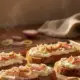 Flammkuchen-Toasts frisch aus dem Ofen auf dem Blech