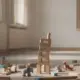 Bauklötze und halbfertiger Turm auf dem Boden, Freispiel in der Kita