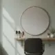 Friseurstuhl und Spiegel im leeren Salon, Haare faerben Schwangerschaft