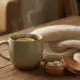 Tee mit Zitrone, Lutschtabletten und Schal auf dem Tisch, Halsschmerzen Schwangerschaft