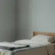 Kinderbett mit Taschentüchern am Morgen, Infektionskrankheiten Kita