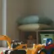 Zwei Spielzeugbagger auf dem Kita-Boden, einer umgekippt