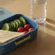 Volle Brotdose auf dem Kita-Tisch, wenn das Kind nichts isst in der Kita