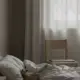 Kinderbett mit Thermometer und Wasserglas, Kind ständig krank durch die Kita