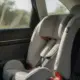 Kindersitz auf der Ruecksitzbank eines Autos, Kindersitz nach Groesse