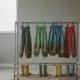 Matschhose und Gummistiefel trocknen in der Kita-Garderobe, draußen bei jedem Wetter