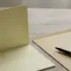 Impfausweis und Stift auf einem Tisch, Masernimpfpflicht Kita