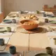 Gedeckter Kita-Tisch mit kleinen Tellern und Schüssel, Mittagessen in der Kita