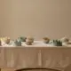 Gedeckter Tisch mit Papierkronen und Snacks, Mottoparty Kindergeburtstag