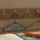 Aufgeschlagenes Muttiheft mit Stift in der Kita-Garderobe