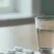 Tablettenblister und Wasserglas, Paracetamol Schwangerschaft