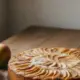 Saftiger Apfelkuchen mit Puderzucker auf dem Küchentisch