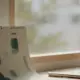 Kalenderblatt und Stift im Badezimmer, Schmierblutung Schwangerschaft