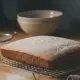 Blechkuchen auf dem Kuchengitter beim Auskühlen am Abend, schneller Kuchen