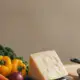 Gemuese, Hartkaese und Bratenthermometer auf der Kuechenarbeitsplatte, Schwangerschaft Ernaehrung
