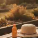 Sonnenhut und Sonnencreme auf einer Bank im Kita-Garten, Sonnenschutz Kita