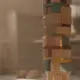 Hoher Turm aus Bauklötzen auf dem Kita-Boden, Spielen ist Lernen