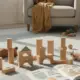 Bauklötze und Bilderbuch auf dem Wohnzimmerboden, Sprache fördern Spiele
