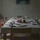 Esstisch nach dem Besuch mit Kaffeetassen, Streit mit den Schwiegereltern