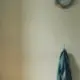 Flur am frühen Morgen mit einzelnem Kinderschuh und Uhr, Stress am Morgen mit Kind