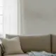 Kissen und Decke auf dem Sofa, Unterleibsschmerzen Schwangerschaft