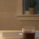 Küchentisch am Abend mit Laptop, Kaffeetasse und Autoschlüssel, Vereinbarkeit Familie und Beruf