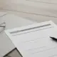 Formular und Stift auf dem Kuechentisch, Vollmacht Schulanmeldung