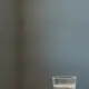 Glas mit klarer Loesung und Tupfer in der Praxis, Zuckertest Schwangerschaft