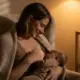 Einschlafstillen klappt nicht mehr: Mutter stillt ihr Baby abends im abgedunkelten Zimmer