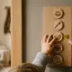 Kinderhand zeigt auf ein Symbol an einer Tagesplan-Tafel mit Sonne, Zahnbuerste, Teller, Schuhen und Mond